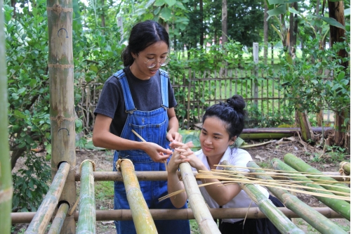 การสร้างเรือนเครื่องผูก ภายใต้กิจกรรม - Building a bamboo house of the “Artisans Talk” woodworking and traditional kruang puuk house construction workshop