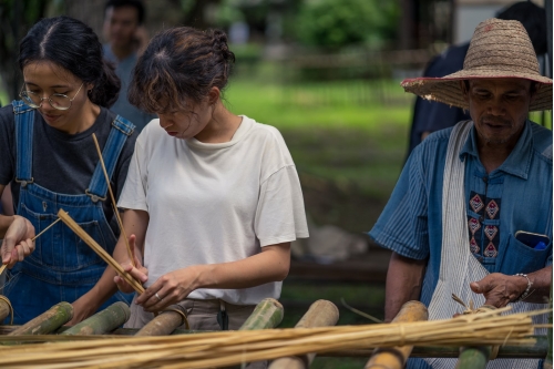 การสร้างเรือนเครื่องผูก ภายใต้กิจกรรม - Building a bamboo house of the “Artisans Talk” woodworking and traditional kruang puuk house construction workshop