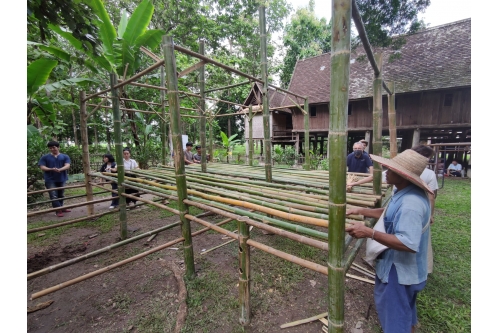 การสร้างเรือนเครื่องผูก ภายใต้กิจกรรม - Building a bamboo house of the “Artisans Talk” woodworking and traditional kruang puuk house construction workshop