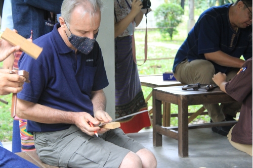 การเข้าปากไม้รูปกากบาท - Joining wooden boards in an X shape