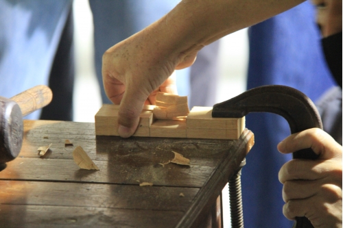 การเข้าปากไม้รูปกากบาท - Joining wooden boards in an X shape