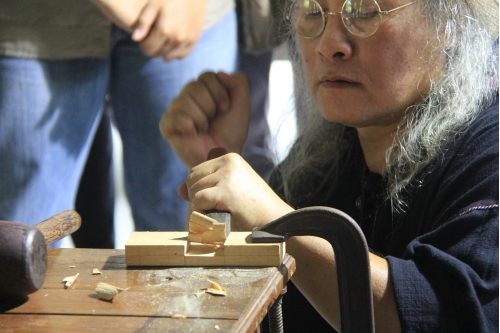 การเข้าปากไม้รูปกากบาท - Joining wooden boards in an X shape