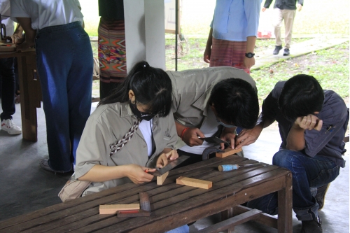 การเข้าปากไม้รูปกากบาท - Joining wooden boards in an X shape