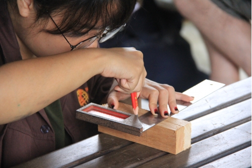 การเข้าปากไม้รูปกากบาท - Joining wooden boards in an X shape