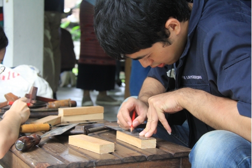 การเข้าปากไม้รูปกากบาท - Joining wooden boards in an X shape