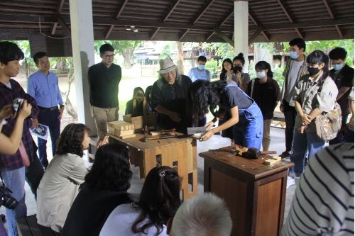 การเข้าปากไม้รูปกากบาท - Joining wooden boards in an X shape