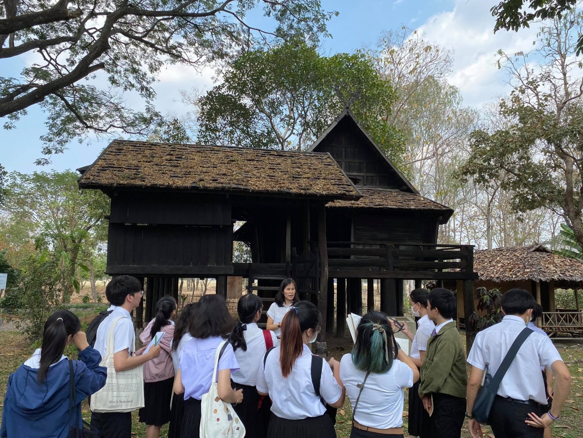 คณาจารย์และนักศึกษาจากคณะศึกษาศาสตร์ มช. เยี่ยมชมพิพิธภัณฑ์เรือนโบราณล้านนา มช.
