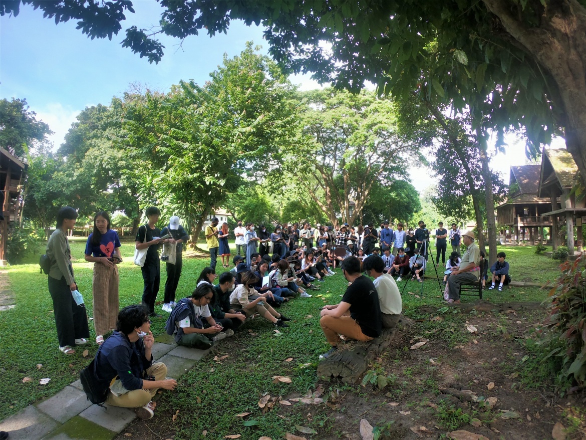 คณาจารย์และนักศึกษาคณะสถาปัตยกรรมศาสตร์ สถาบันเทคโนโลยีพระจอมเกล้าเจ้าคุณทหารลาดกระบัง  เข้าทัศนศึกษาพิพิธภัณฑ์เรือนโบราณล้านนา มช.