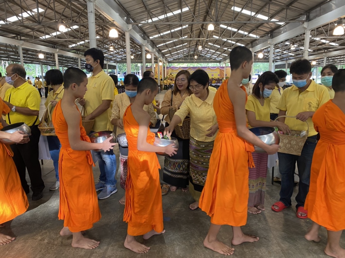 ร่วมพิธีทำบุญตักบาตรพระสงฆ์ 89 รูป เพื่อถวายเป็นพระราชกุศล เนื่องในวันคล้ายวันสวรรคตพระบาทสมเด็จพระบรมชนกาธิเบศร มหาภูมิพลอดุลยเดชมหาราช บรมนาถบพิตร
