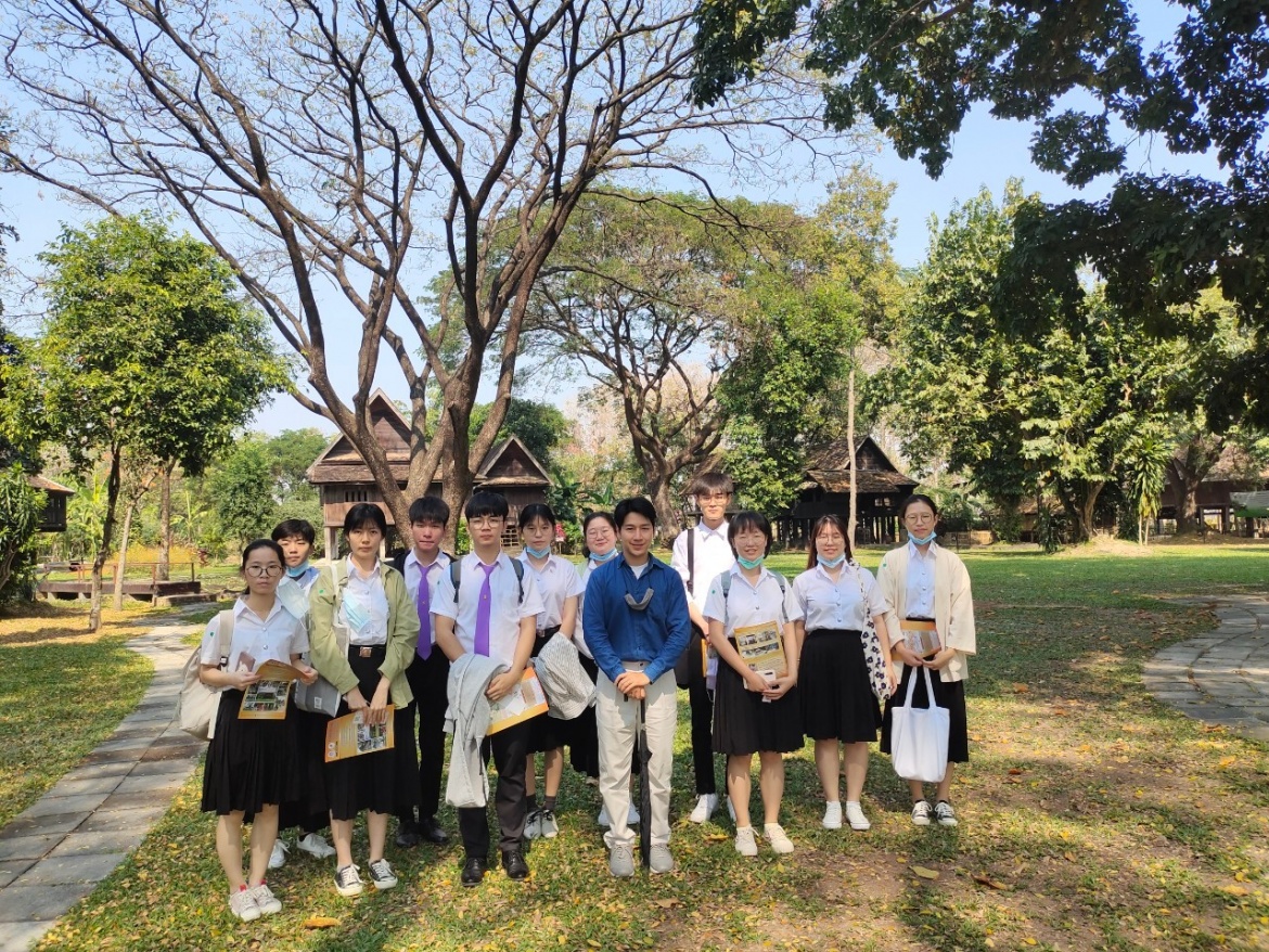 สถาบันภาษา มช. นำนักศึกษาต่างชาติเข้าศึกษาดูงานพิพิธภัณฑ์เรือนโบราณล้านนา มช.