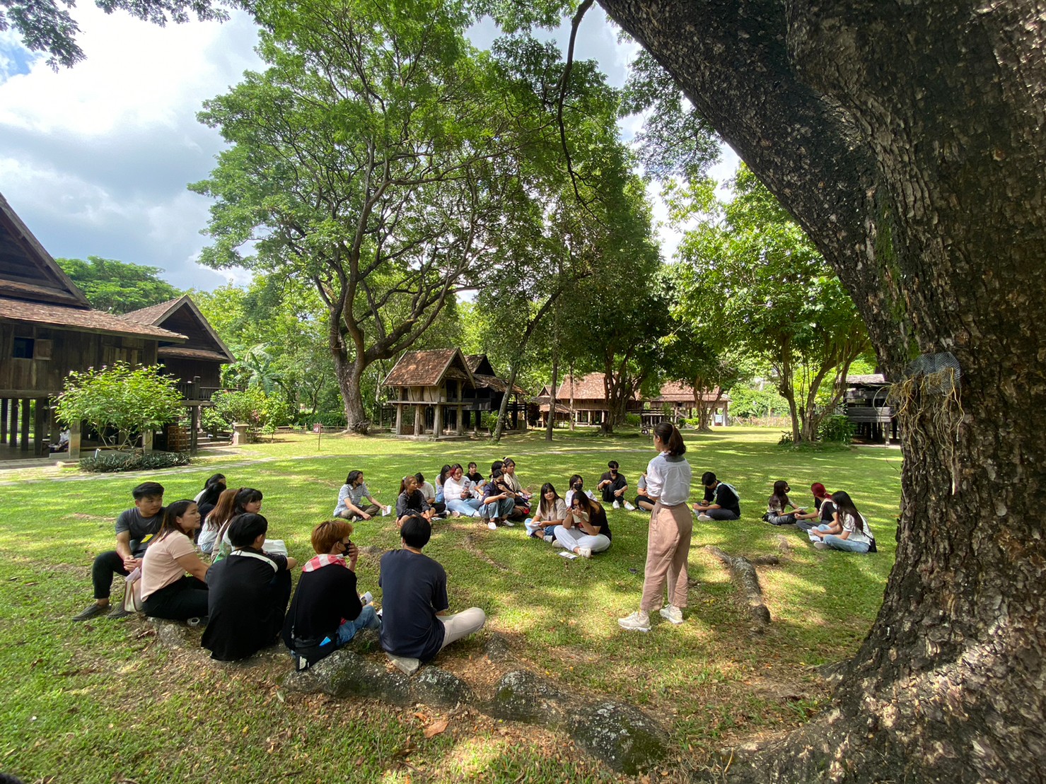 ให้การต้อนรับนักศึกษาเเละคณาจารย์จากสาขาวิชาสถาปัตยกรรมศาสตร์ภายใน คณะสถาปัตยกรรมศาสตร์และศิลปกรรมศาสตร์ มหาวิทยาลัยพะเยา