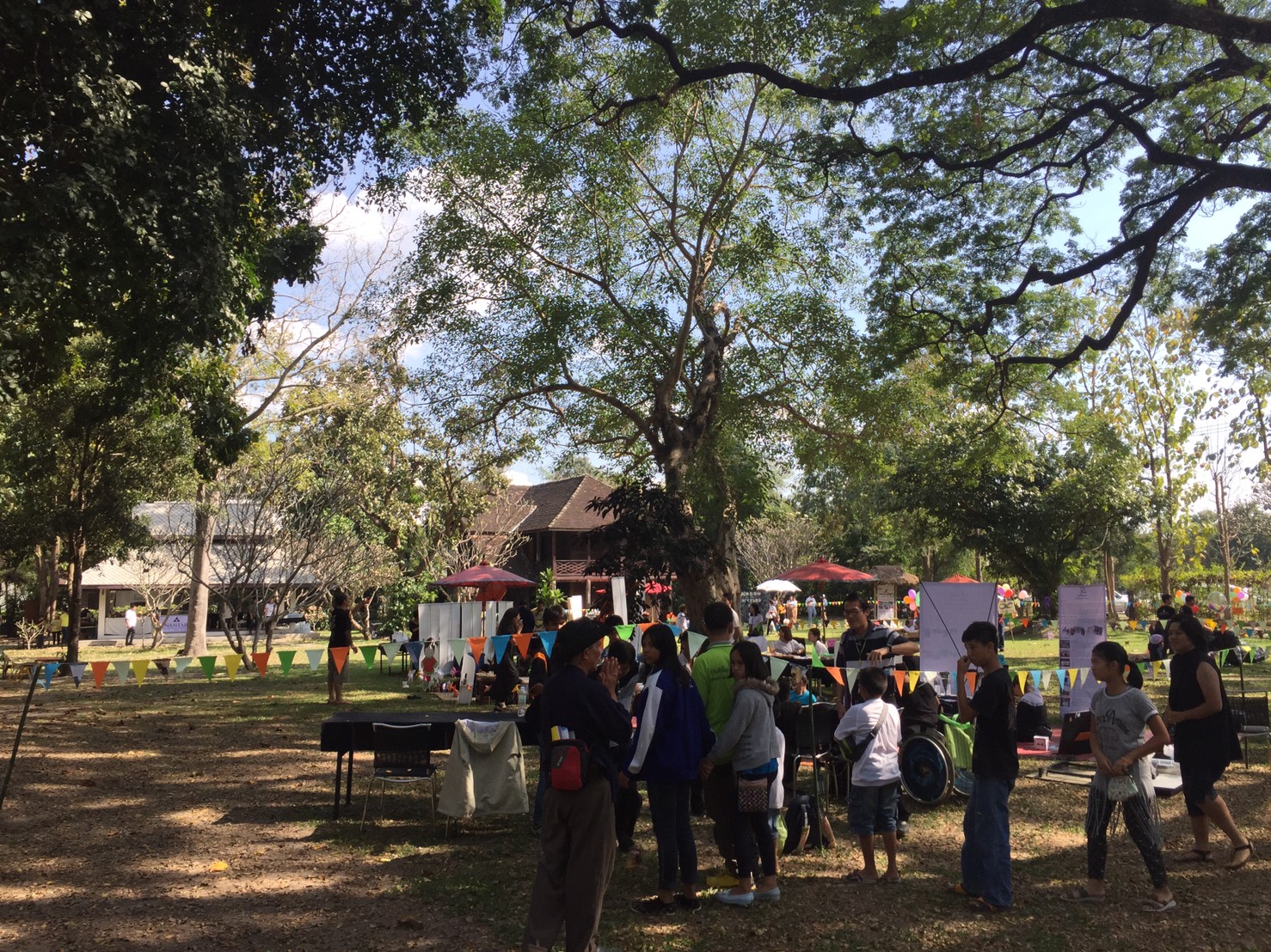 ให้การต้อนรับผู้เข้าร่วมกิจกรรม สายรุ้งในสวน