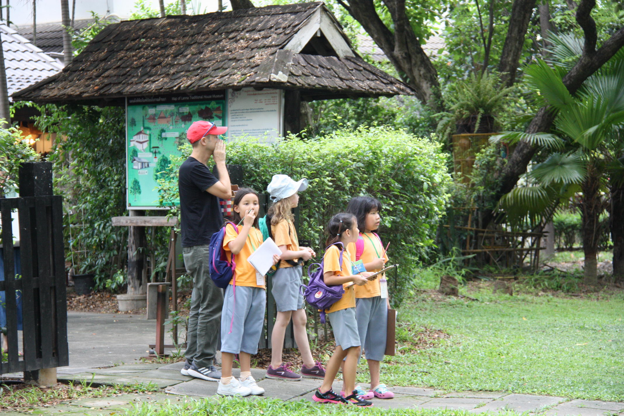 ให้การต้อนรับคณะครูและนักเรียนจากโรงเรียนนานาชาติปัญญาเด่น