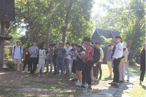 คณาจารย์และนักศึกษาจากมหาวิทยาลัยอัสสัมชัญ เยี่ยมชมพิพิธภัณฑ์เรือนโบราณล้านนา มช.