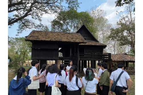 คณาจารย์และนักศึกษาจากคณะศึกษาศาสตร์ มช. เยี่ยมชมพิพิธภัณฑ์เรือนโบราณล้านนา มช.