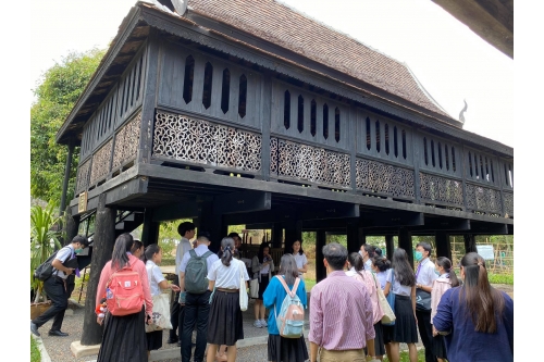 คณาจารย์และนักศึกษาจากคณะศึกษาศาสตร์ มช. เยี่ยมชมพิพิธภัณฑ์เรือนโบราณล้านนา มช.