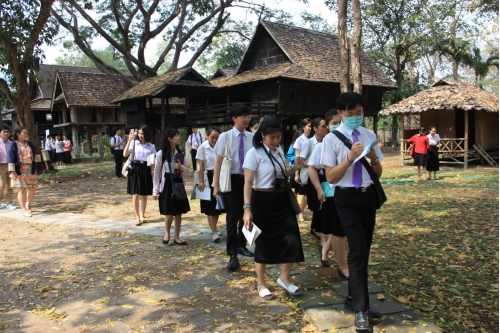 คณาจารย์และนักศึกษาจากคณะศึกษาศาสตร์ มช. เยี่ยมชมพิพิธภัณฑ์เรือนโบราณล้านนา มช.