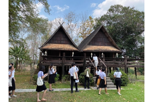 คณาจารย์และนักศึกษาจากคณะศึกษาศาสตร์ มช. เยี่ยมชมพิพิธภัณฑ์เรือนโบราณล้านนา มช.