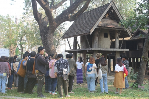 คณาจารย์และนักศึกษาในหลักสูตรทัศนศิลป์ คณะศิลปกรรมและสถาปัตยกรรมศาสตร์ มหาวิทยาลัยเทคโนโลยีราชมงคลล้านนา เยี่ยมชมพิพิธภัณฑ์เรือนโบราณล้านนา มช.