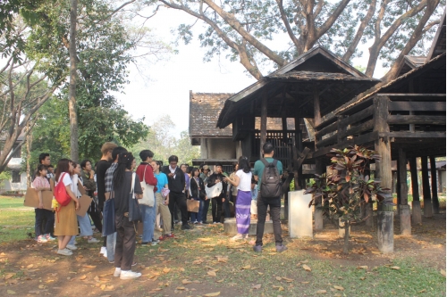 คณาจารย์และนักศึกษาในหลักสูตรทัศนศิลป์ คณะศิลปกรรมและสถาปัตยกรรมศาสตร์ มหาวิทยาลัยเทคโนโลยีราชมงคลล้านนา เยี่ยมชมพิพิธภัณฑ์เรือนโบราณล้านนา มช.