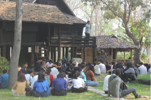 คณาจารย์และนักศึกษาจากคณะสถาปัตยกรรม มช.  ทัศนศึกษาและเยี่ยมชมพิพิธภัณฑ์เรือนโบราณล้านนา มช.