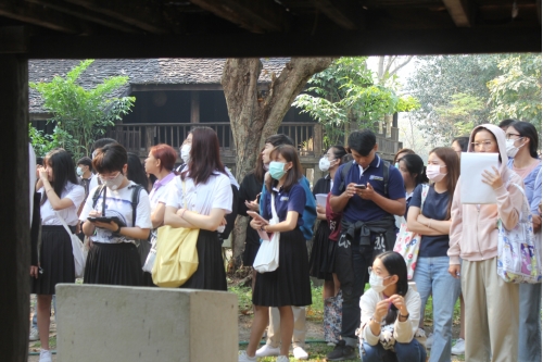 คณาจารย์และนักศึกษาจากคณะสถาปัตยกรรม มช.  ทัศนศึกษาและเยี่ยมชมพิพิธภัณฑ์เรือนโบราณล้านนา มช.