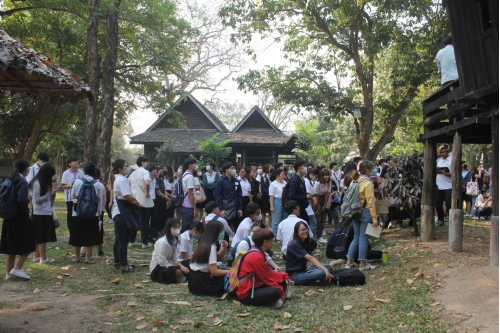 คณาจารย์และนักศึกษาจากคณะสถาปัตยกรรม มช.  ทัศนศึกษาและเยี่ยมชมพิพิธภัณฑ์เรือนโบราณล้านนา มช.