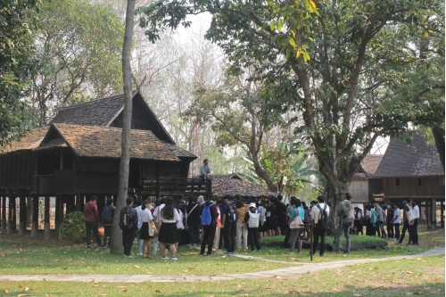 คณาจารย์และนักศึกษาจากคณะสถาปัตยกรรม มช.  ทัศนศึกษาและเยี่ยมชมพิพิธภัณฑ์เรือนโบราณล้านนา มช.