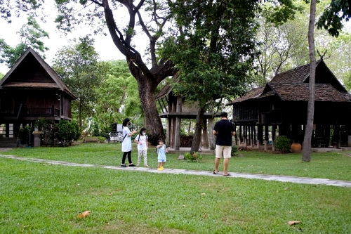 พิพิธภัณฑ์เรือนโบราณล้านนา มช. คึกคัก หลังเปิดให้บริการเข้าเยี่ยมชมในวันแรก ภายใต้มาตรการป้องกันและลดความเสี่ยงการแพร่ระบาดของโควิด-19