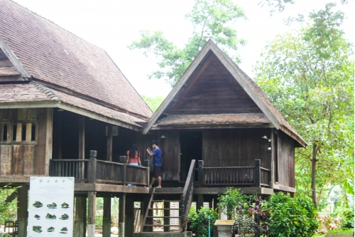 พิพิธภัณฑ์เรือนโบราณล้านนา มช. คึกคัก หลังเปิดให้บริการเข้าเยี่ยมชมในวันแรก ภายใต้มาตรการป้องกันและลดความเสี่ยงการแพร่ระบาดของโควิด-19