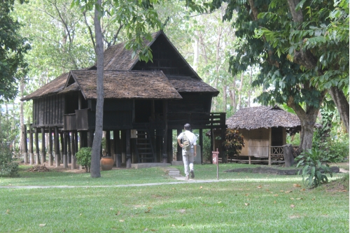 พิพิธภัณฑ์เรือนโบราณล้านนา มช. คึกคัก หลังเปิดให้บริการเข้าเยี่ยมชมในวันแรก ภายใต้มาตรการป้องกันและลดความเสี่ยงการแพร่ระบาดของโควิด-19