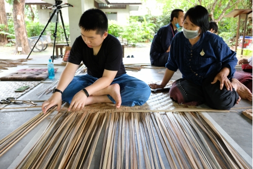 อบรมหลักสูตรระยะสั้นการสานสาดเเหย่ง (เสื่อคล้า)  