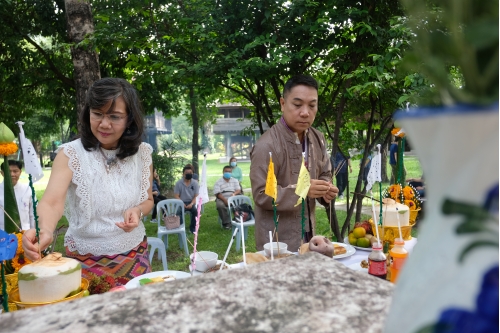 พิธีไหว้พระภูมิเจ้าที่เนื่องในโอกาสการเตรียมงานพิธีทำบุญวันคล้ายวันสถาปนาสำนักส่งเสริมศิลปวัฒนธรรม มหาวิทยาลัยเชียงใหม่  และพิธีทำบุญเรือนฝาไหลของแม่นายคำเที่ยง 