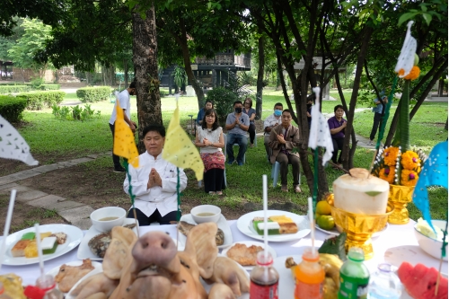 พิธีไหว้พระภูมิเจ้าที่เนื่องในโอกาสการเตรียมงานพิธีทำบุญวันคล้ายวันสถาปนาสำนักส่งเสริมศิลปวัฒนธรรม มหาวิทยาลัยเชียงใหม่  และพิธีทำบุญเรือนฝาไหลของแม่นายคำเที่ยง 