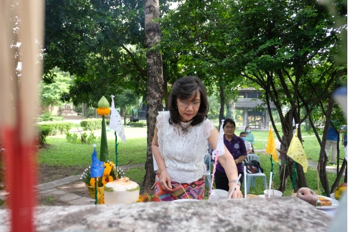 พิธีไหว้พระภูมิเจ้าที่เนื่องในโอกาสการเตรียมงานพิธีทำบุญวันคล้ายวันสถาปนาสำนักส่งเสริมศิลปวัฒนธรรม มหาวิทยาลัยเชียงใหม่  และพิธีทำบุญเรือนฝาไหลของแม่นายคำเที่ยง 