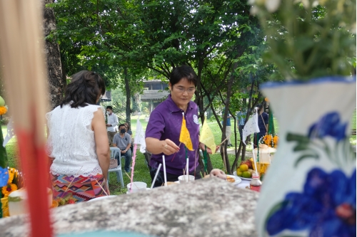 พิธีไหว้พระภูมิเจ้าที่เนื่องในโอกาสการเตรียมงานพิธีทำบุญวันคล้ายวันสถาปนาสำนักส่งเสริมศิลปวัฒนธรรม มหาวิทยาลัยเชียงใหม่  และพิธีทำบุญเรือนฝาไหลของแม่นายคำเที่ยง 