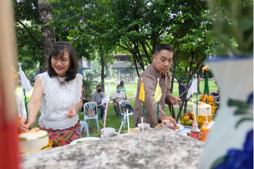 พิธีไหว้พระภูมิเจ้าที่เนื่องในโอกาสการเตรียมงานพิธีทำบุญวันคล้ายวันสถาปนาสำนักส่งเสริมศิลปวัฒนธรรม มหาวิทยาลัยเชียงใหม่  และพิธีทำบุญเรือนฝาไหลของแม่นายคำเที่ยง 