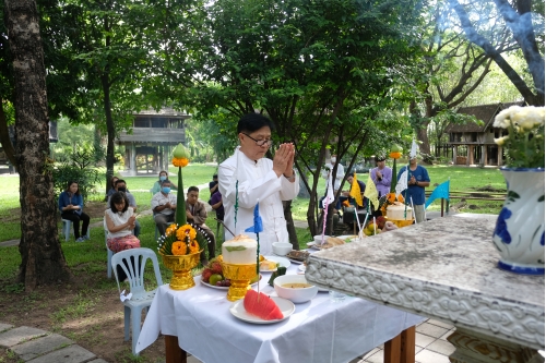 พิธีไหว้พระภูมิเจ้าที่เนื่องในโอกาสการเตรียมงานพิธีทำบุญวันคล้ายวันสถาปนาสำนักส่งเสริมศิลปวัฒนธรรม มหาวิทยาลัยเชียงใหม่  และพิธีทำบุญเรือนฝาไหลของแม่นายคำเที่ยง 