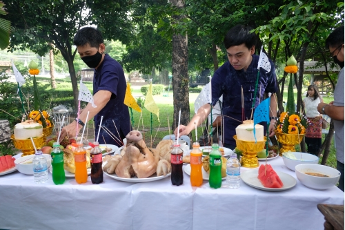 พิธีไหว้พระภูมิเจ้าที่เนื่องในโอกาสการเตรียมงานพิธีทำบุญวันคล้ายวันสถาปนาสำนักส่งเสริมศิลปวัฒนธรรม มหาวิทยาลัยเชียงใหม่  และพิธีทำบุญเรือนฝาไหลของแม่นายคำเที่ยง 