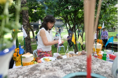 พิธีไหว้พระภูมิเจ้าที่เนื่องในโอกาสการเตรียมงานพิธีทำบุญวันคล้ายวันสถาปนาสำนักส่งเสริมศิลปวัฒนธรรม มหาวิทยาลัยเชียงใหม่  และพิธีทำบุญเรือนฝาไหลของแม่นายคำเที่ยง 