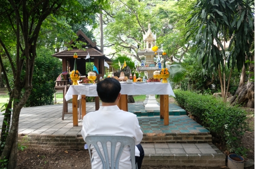 พิธีไหว้พระภูมิเจ้าที่เนื่องในโอกาสการเตรียมงานพิธีทำบุญวันคล้ายวันสถาปนาสำนักส่งเสริมศิลปวัฒนธรรม มหาวิทยาลัยเชียงใหม่  และพิธีทำบุญเรือนฝาไหลของแม่นายคำเที่ยง 