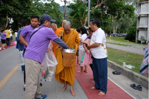 ร่วมพิธีทำบุญตักบาตรพระสงฆ์ เนื่องในวันอาสาฬหบูชา ประจำปี 2563