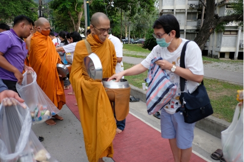 ร่วมพิธีทำบุญตักบาตรพระสงฆ์ เนื่องในวันอาสาฬหบูชา ประจำปี 2563