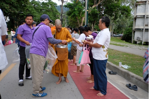 ร่วมพิธีทำบุญตักบาตรพระสงฆ์ เนื่องในวันอาสาฬหบูชา ประจำปี 2563