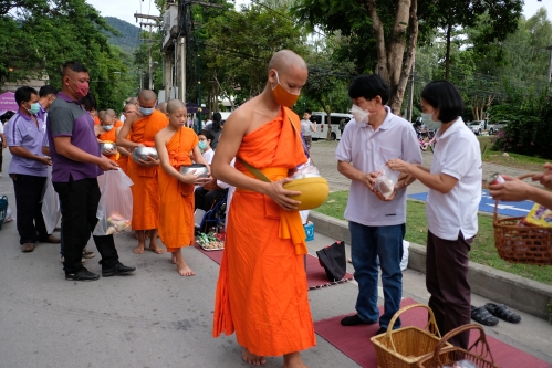 ร่วมพิธีทำบุญตักบาตรพระสงฆ์ เนื่องในวันอาสาฬหบูชา ประจำปี 2563