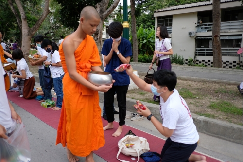 ร่วมพิธีทำบุญตักบาตรพระสงฆ์ เนื่องในวันอาสาฬหบูชา ประจำปี 2563