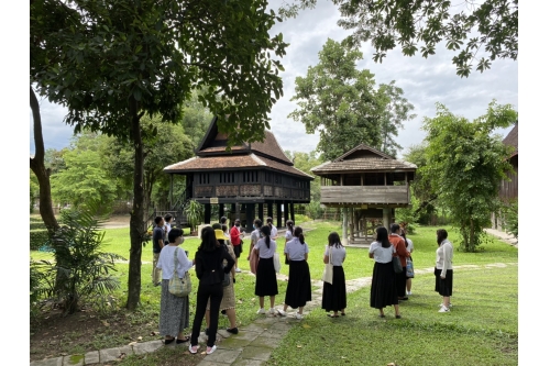 คณาจารย์และนักศึกษาคณะศึกษาศาสตร์ มหาวิทยาลัยฟาร์อีสเทอร์น เข้าทัศนศึกษาพิพิธภัณฑ์เรือนโบราณล้านนา มช.