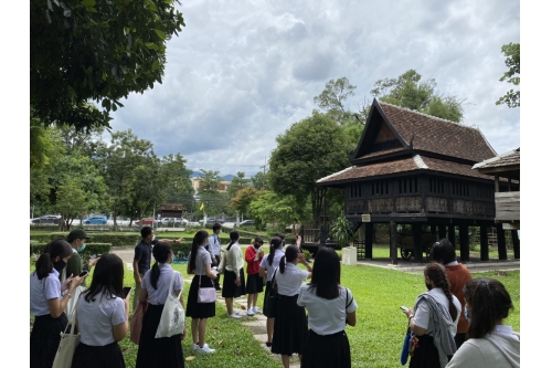 คณาจารย์และนักศึกษาคณะศึกษาศาสตร์ มหาวิทยาลัยฟาร์อีสเทอร์น เข้าทัศนศึกษาพิพิธภัณฑ์เรือนโบราณล้านนา มช.