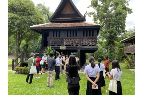 คณาจารย์และนักศึกษาคณะศึกษาศาสตร์ มหาวิทยาลัยฟาร์อีสเทอร์น เข้าทัศนศึกษาพิพิธภัณฑ์เรือนโบราณล้านนา มช.