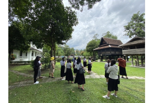 คณาจารย์และนักศึกษาคณะศึกษาศาสตร์ มหาวิทยาลัยฟาร์อีสเทอร์น เข้าทัศนศึกษาพิพิธภัณฑ์เรือนโบราณล้านนา มช.